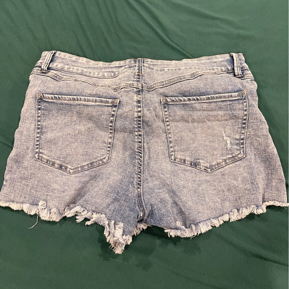 Size 13 stretchy short shorts - Picture 2 of 2